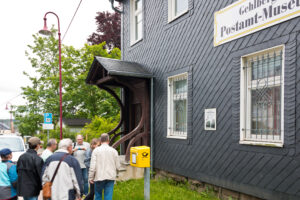 Die AG Philatelie des EvG steht vor dem Postmuseum Gehlberg