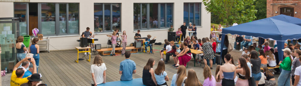 Blick auf das Sommerfest des Evangelischen Gymnasiums Meiningen