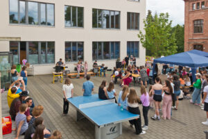 Blick auf das Sommerfest des Evangelischen Gymnasiums Meiningen